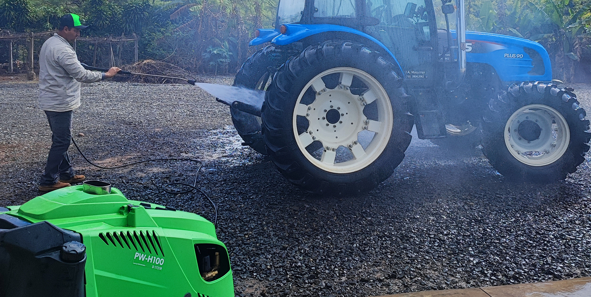 A limpeza profissional de tratores não é luxo. É engenharia aplicada à manutenção. Quando feita com método, temperatura e equipamento adequado, ela protege o investimento agrícola.<br />
Se a sua operação lida com graxa e sujeira pesada e exige padrão profissional, vale conhecer as lavadoras de água quente IPC e entender qual modelo atende melhor sua demanda.<br />
Fale com a equipe IPC Brasil e descubra a solução ideal para sua operação agrícola.<br />
